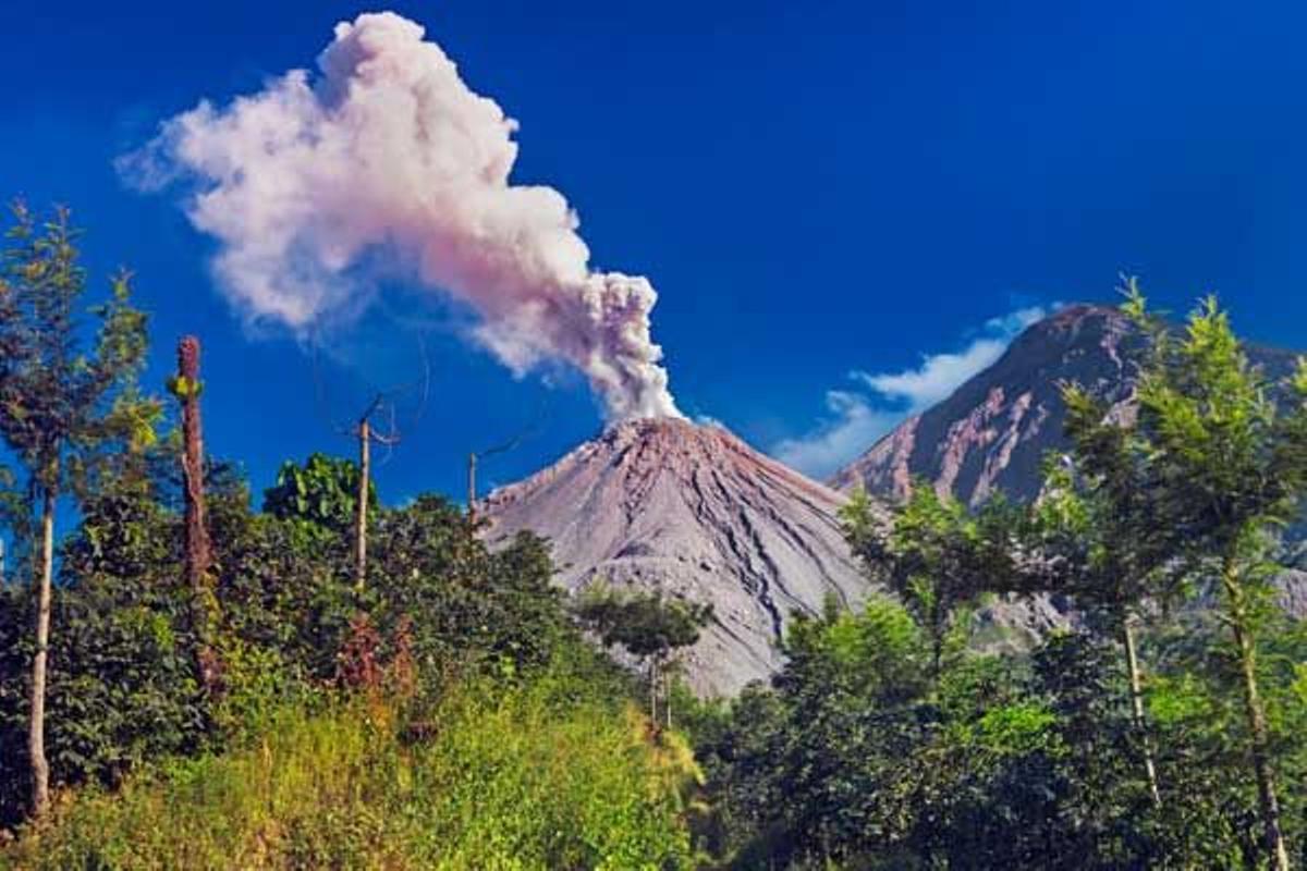 Erupción de cenizas del volcán Santiaguito visto desde Santa María.