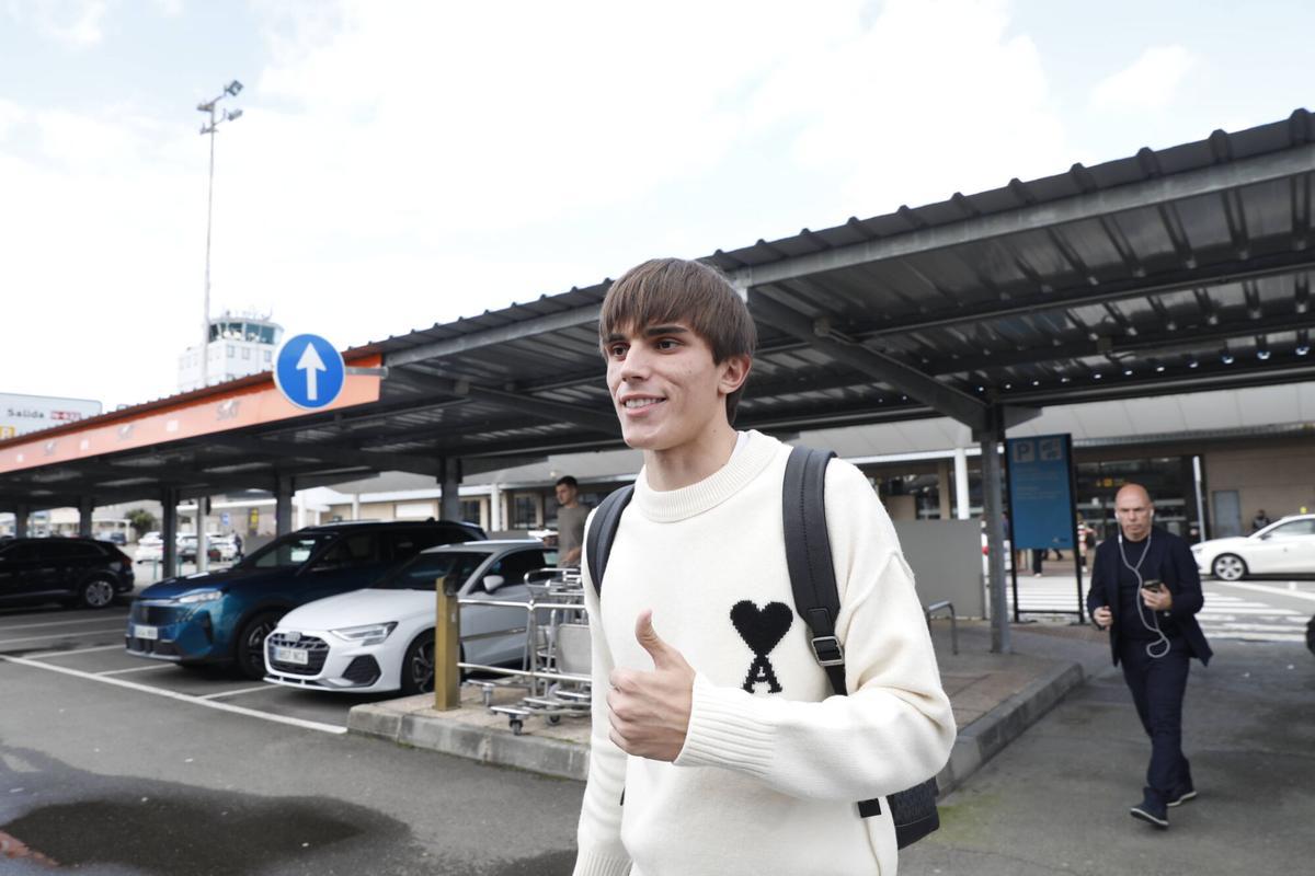 La llegada de Andrés Cuenca al aeropuerto de Asturias.