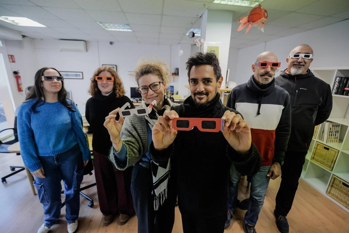 Jossie Malis y Julie Reier, en el centro con las gafas en las manos, con todo el equipo.