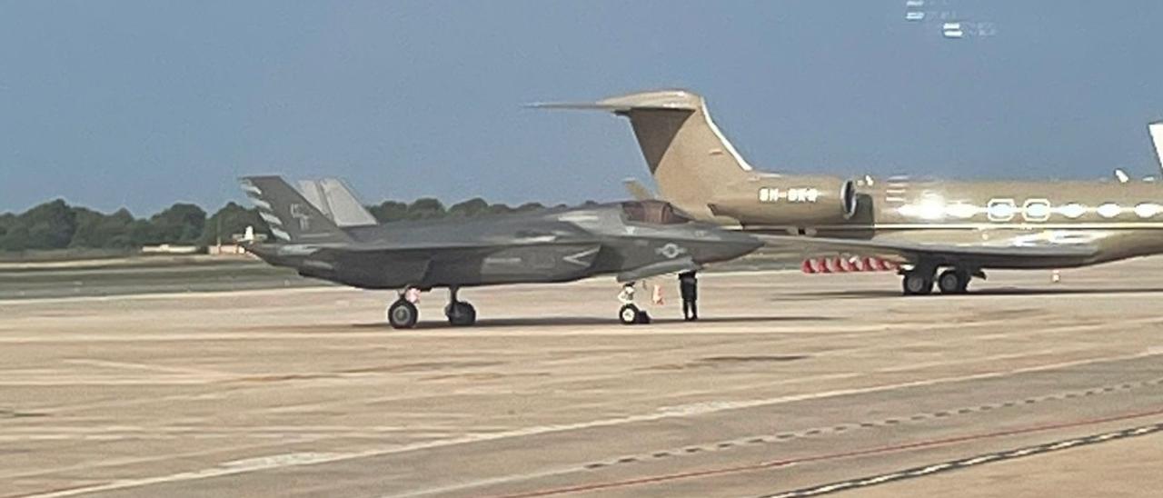 Un caza F35 aterriza de emergecia en Ibiza.