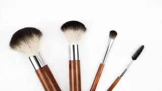 Así puedes limpiar las brochas de maquillaje con un producto que tienes en el neceser
