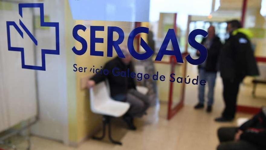 Logotipo del Sergas en la puerta de entrada de un centro de salud de A Coruña.