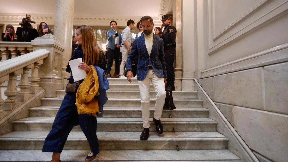 Cecilia Herrero y Juan Manuel Badenas abandonan el ayuntamiento por la escala señorial.