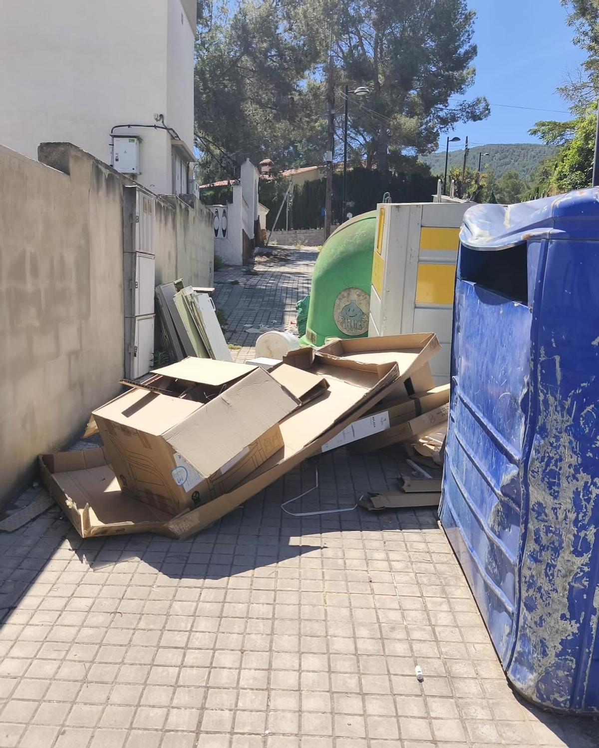 Enseres en plena calzada y acera