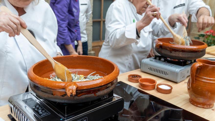 Cocineras preparando ayer cazuelas de angula en la presentación de la Festa do Meixón.
