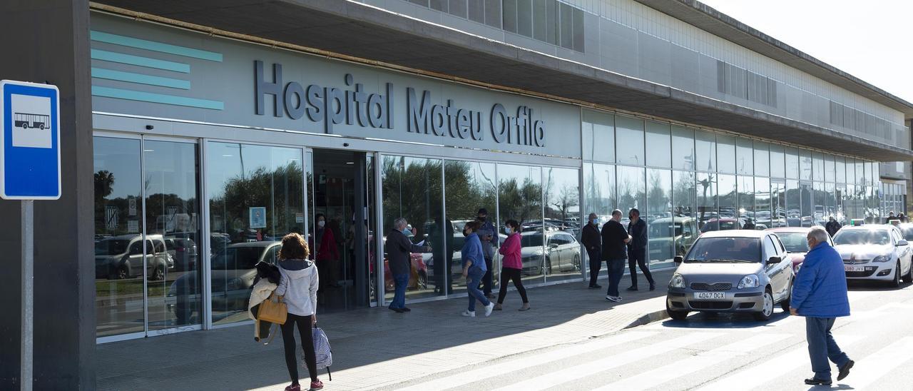 Varias personas en la entrada del Hospital Mateu Orfila, en Menorca.