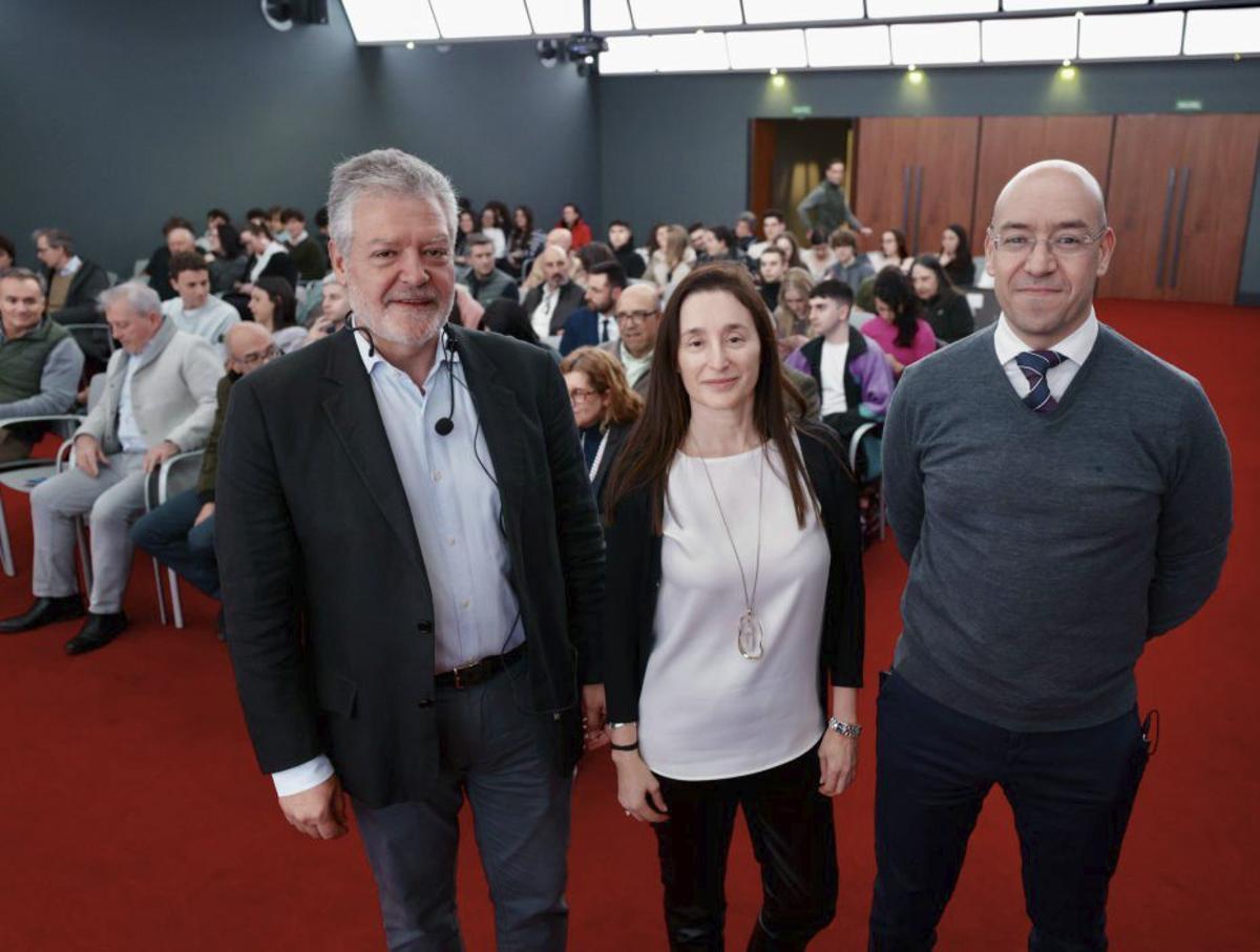 Matías Marino, a la izquierda, y David Cano, con Mónica Ordiz, secretaria de IUDE, en un acto del Club.