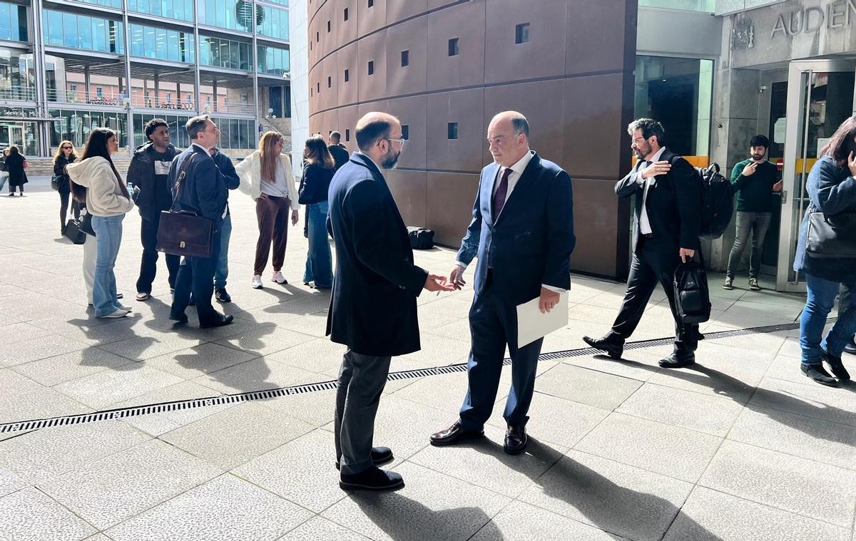 Letrados y familiares de los detenidos ante el tribunal de instancia de Oviedo.