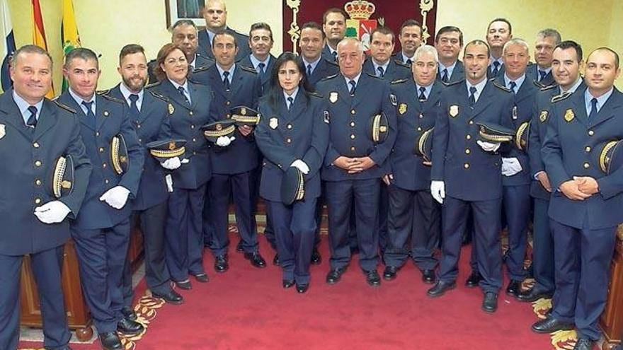 La plantilla de la Policía Local de Antigua posa junto a sus compañeros galardonados, ayer en el salón de plenos del Ayuntamiento.