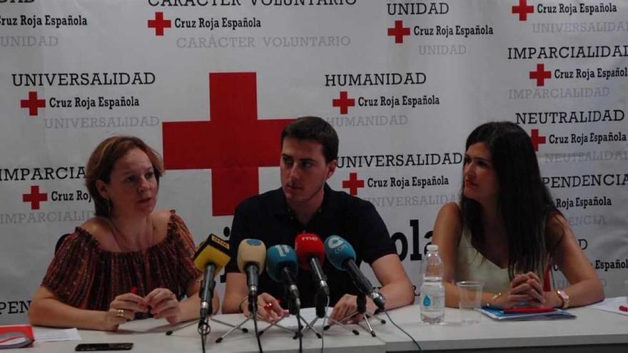 El coordinador y la directora autonómica de Intervención Social de Cruz Roja y la dtra de Familia.
