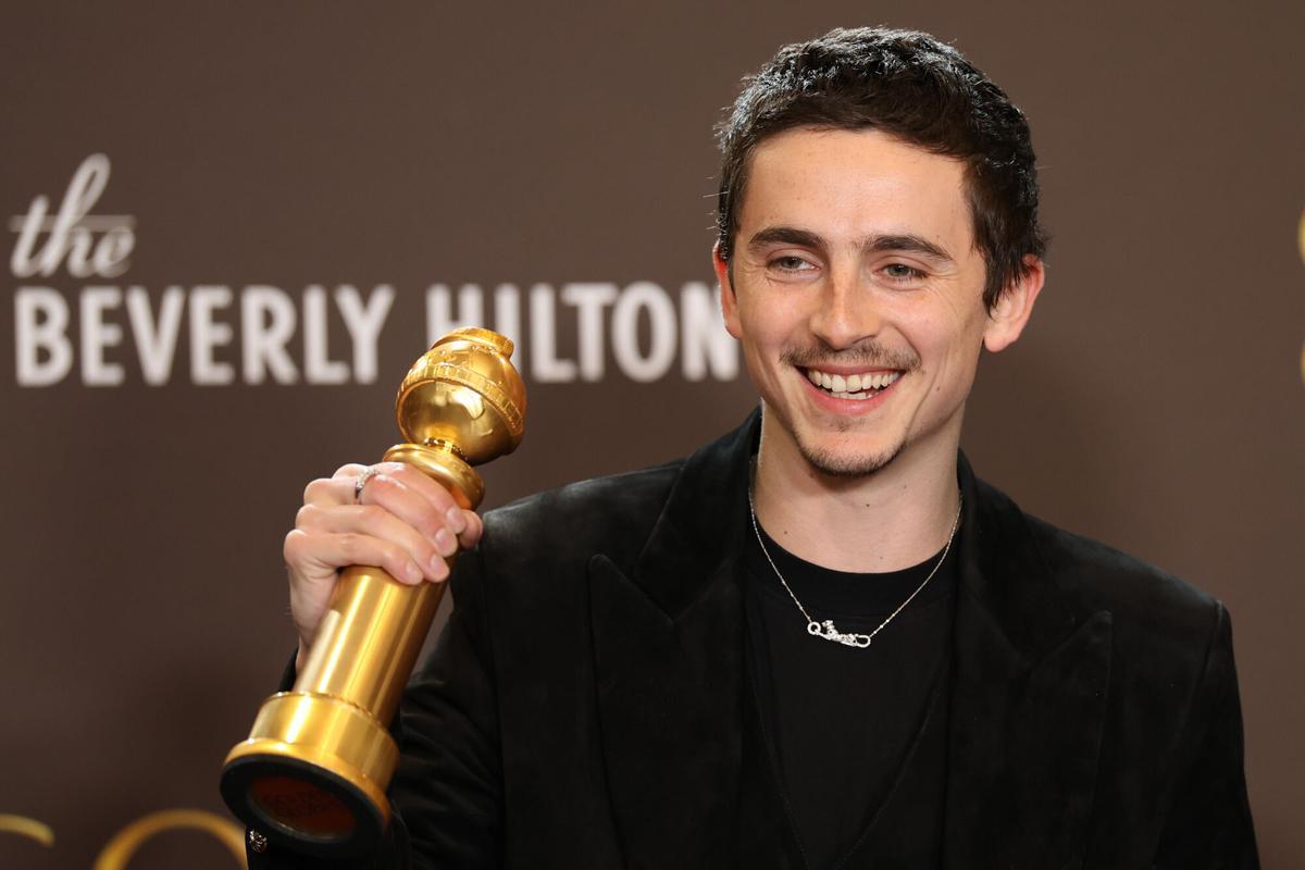 El actor francés Timothée Chalamet posa con el premio a la mejor interpretación masculina en una película musical o de comedia por 'Marty Supreme' en la ceremonia anual de los Globos de Oro este domingo, en el Hotel Beverly Hilton en Los Ángeles.