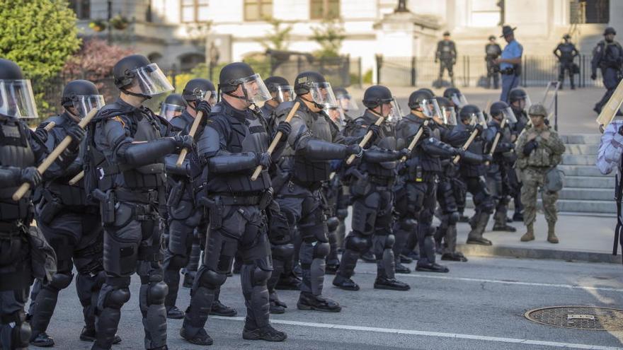 Una línea policial avanza sobre los manifestantes durante las protestas por la muerte de George Floyd, en Atlanta.