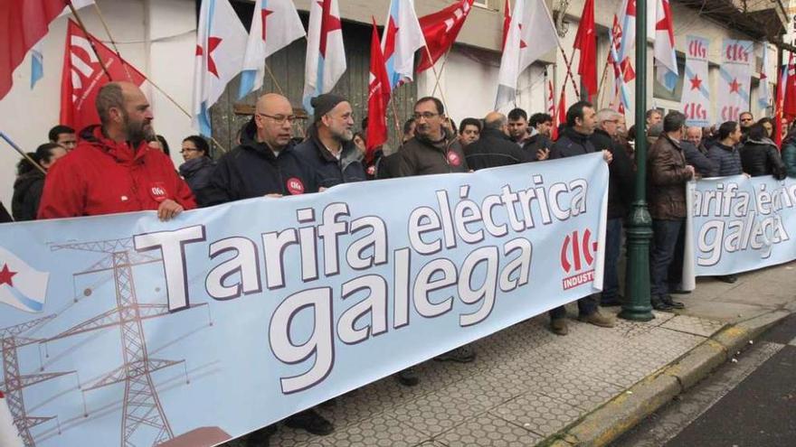 Protesta para exigir una tarifa eléctrica gallega, ayer, ante el Parlamento.