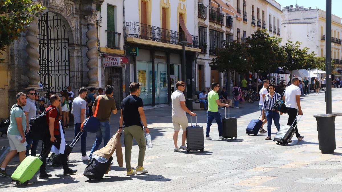 Un grupo de turistas pasa por Capitualres.