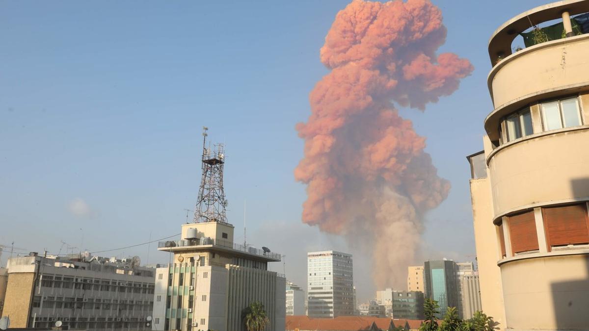 Imagen de la nube naranja que se formó tras la explosión en el puerto de Beirut.