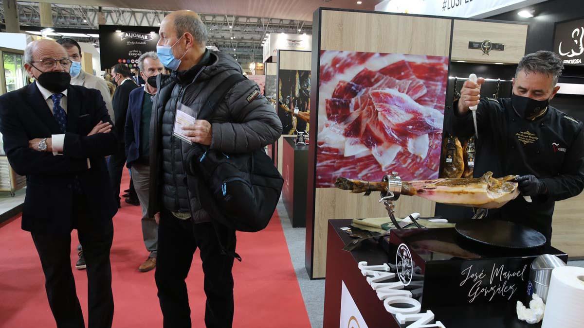 Visitantes en la feria Alimentaria pasean por sus diversos stand. 