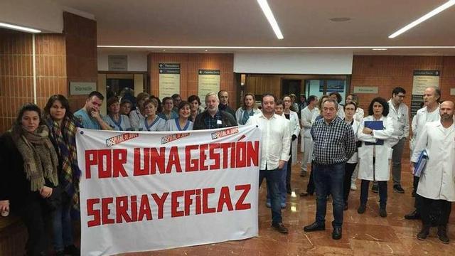 La concentración de los trabajadores celebrada ayer para exigir la firma del convenio.