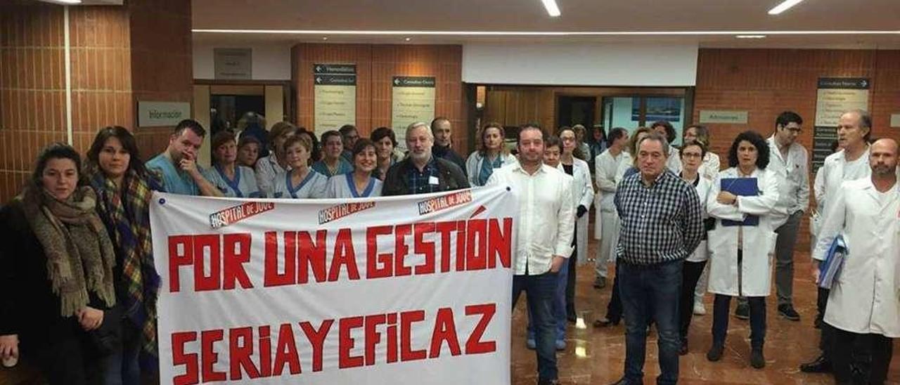 La concentración de los trabajadores celebrada ayer para exigir la firma del convenio.