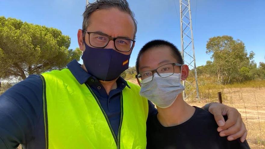 El delegado territorial de Desarrollo Sostenible, Giuseppe Aloisio, junto a Rafa, el niño al que evacuó de su casa en el incendio de Alcaracejos.