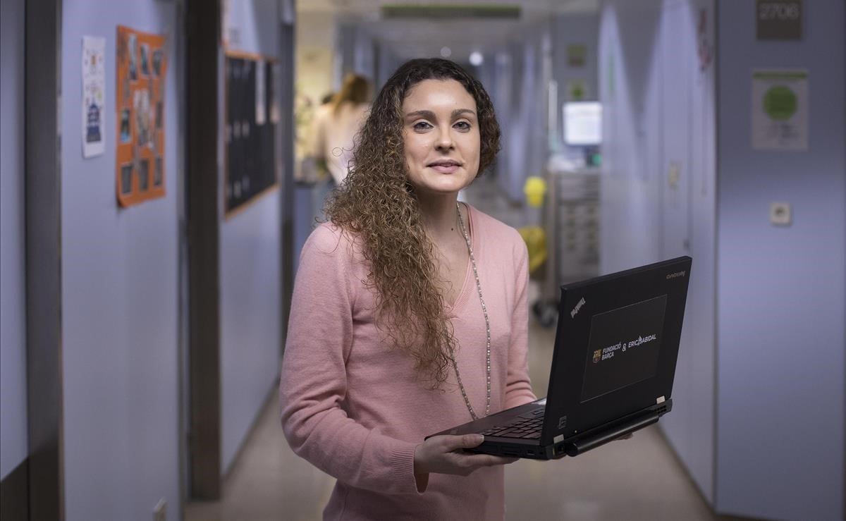 Marta Colomer es una investigadora que participa como voluntaria en un programa de realidad virtual con el FC Barcelona, para enseñar el Camp Nou a los menores hospitalizados.