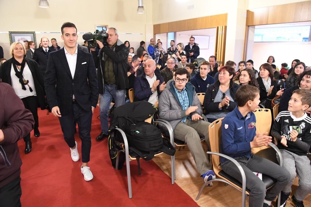 El jugador del Madrid pondrá nombre al campo de fútbol del Concello.