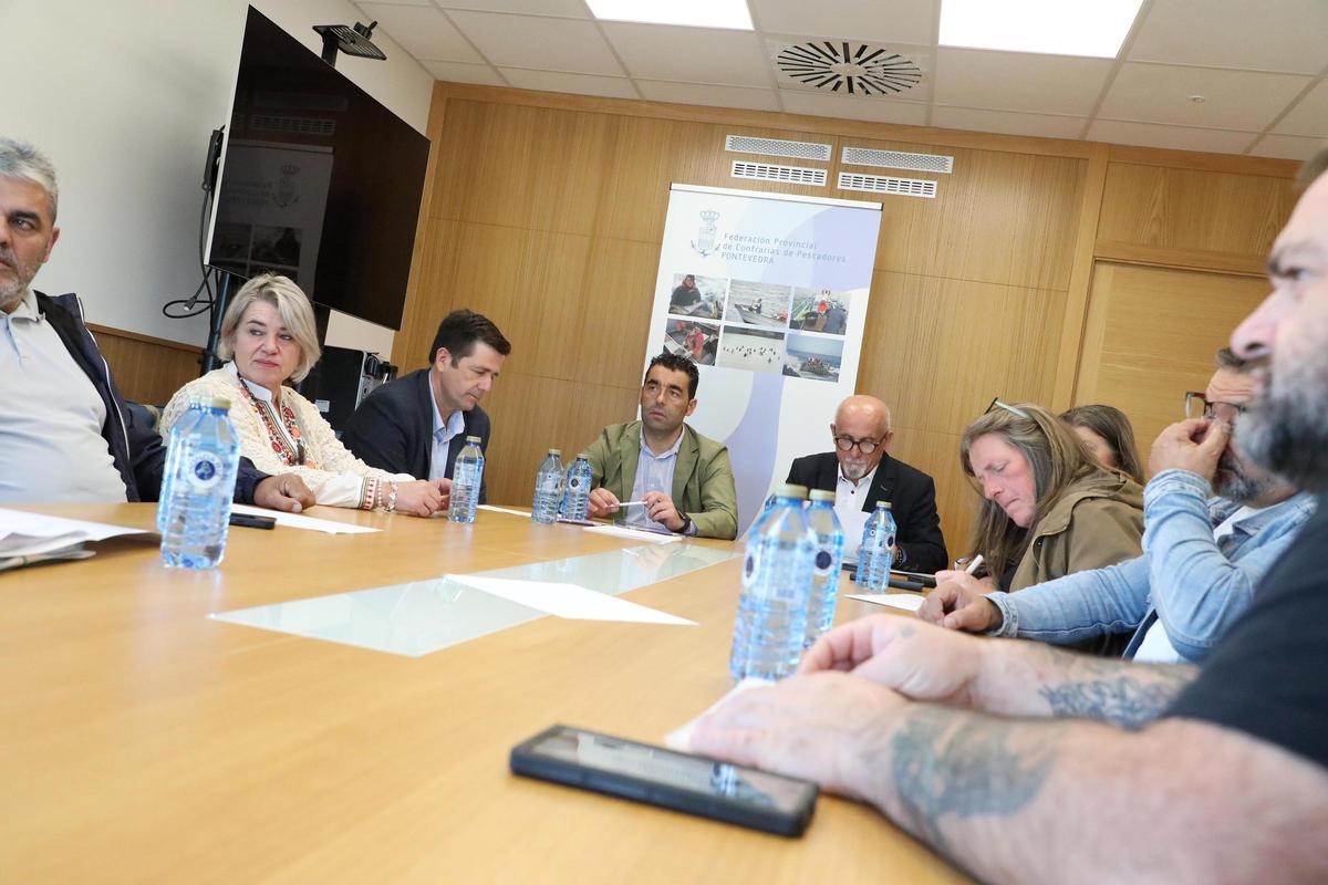 El presidente de la Diputación, Luis López, y de la Federación Provincial de Confrarías, José Manuel Rosas, (los dos en el centro), ayer en la firma del convenio para las subvenciones a los pósitos.