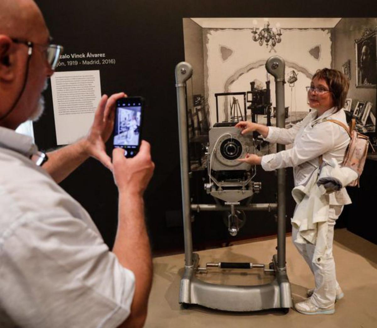 En las tres primeras imágenes, tres detalles de otras tantas exposiciones organizadas por el Muséu del Pueblu d’Asturies en los últimos años. En la foto de la derecha, Juaco López, en el llagar del Muséu. | Ángel González