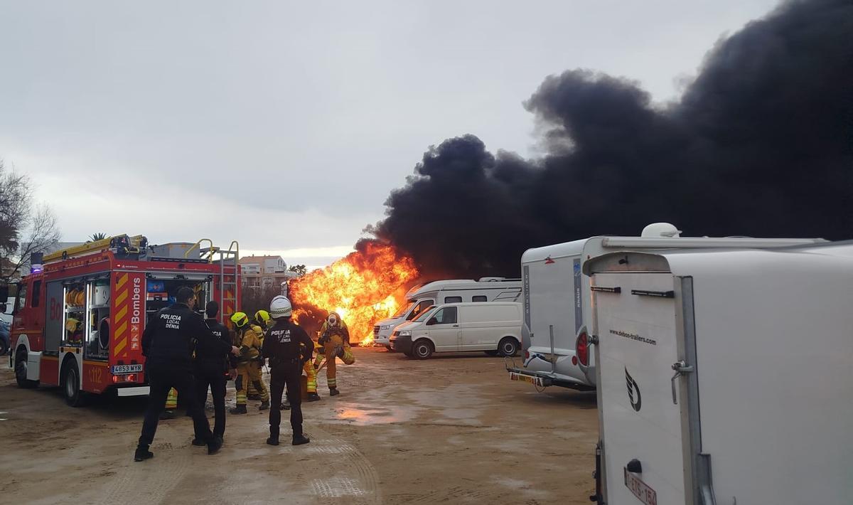 La caravana, convertida en una bola de fuego