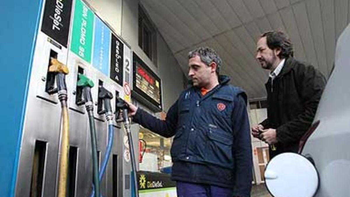 Un conductor reposta gasoil en una estación de servicio de Barcelona