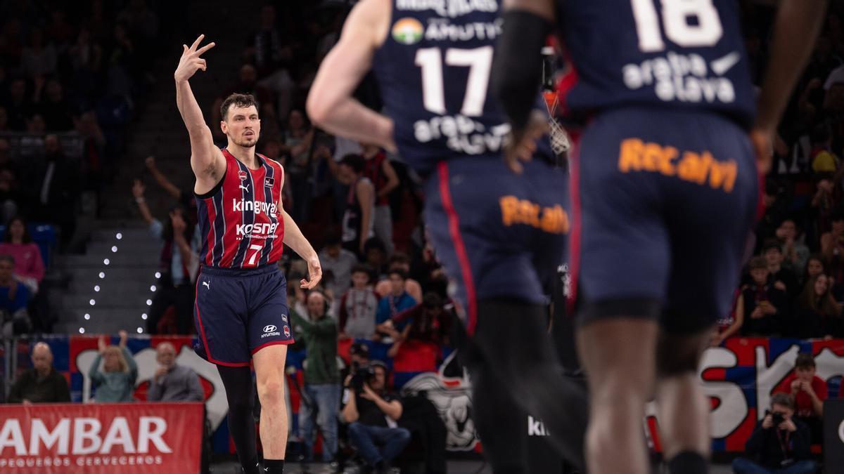 Rodions Kurucs celebra un triple con el Baskonia.