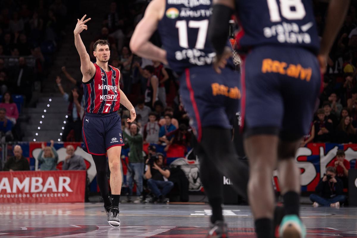 Rodions Kurucs celebra un triple con el Baskonia.