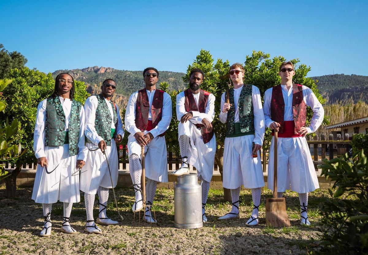 Forrest, Ennis, Cacok, Sant-Roos, Raieste y Falk, vestidos con el traje huertano de Beatriz Trajes Regionales.