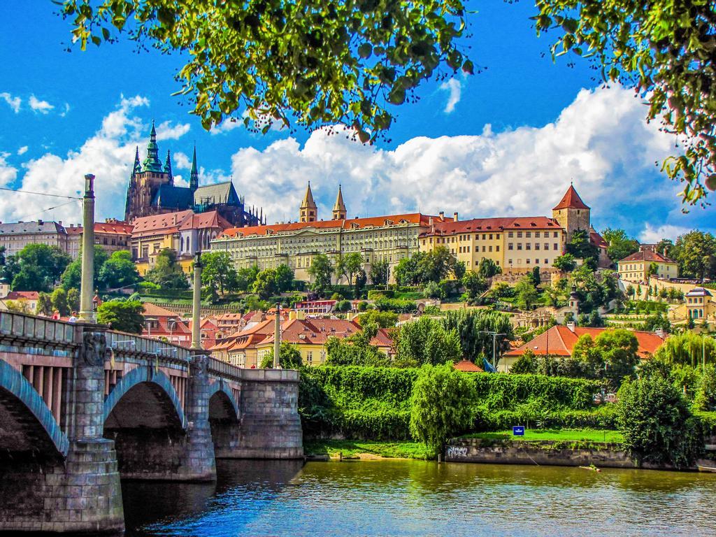 Vistas del castillo y la catedral desde uno de los puentes que cruzan el río Moldava