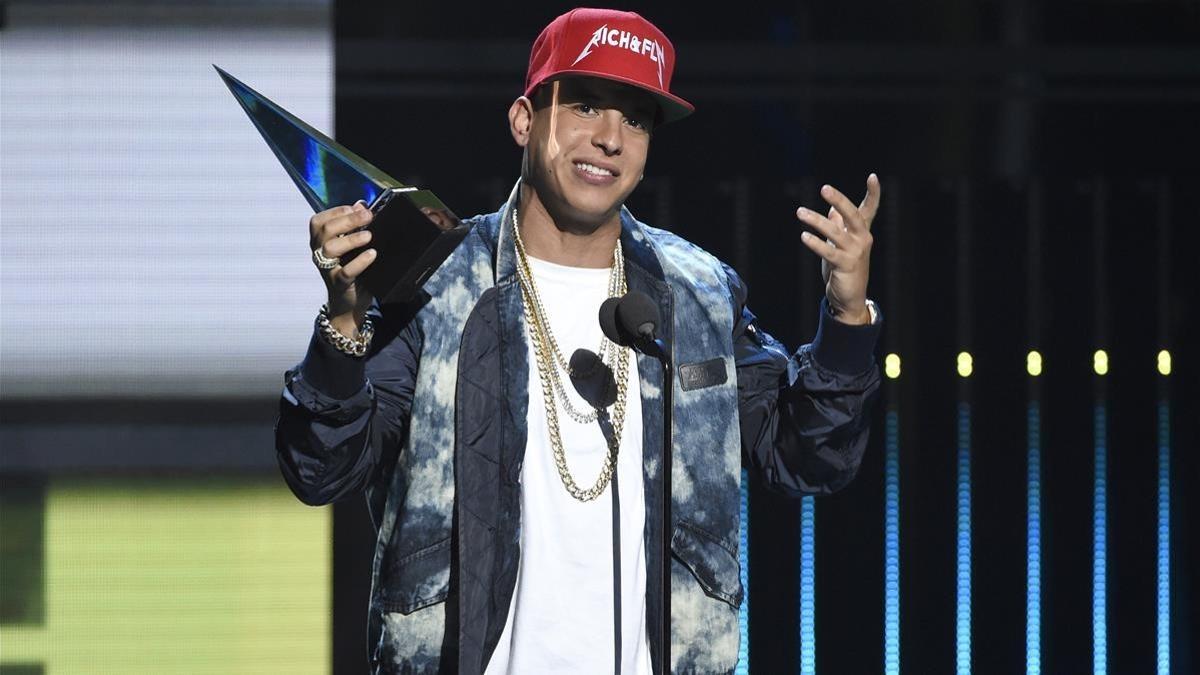 daddy yankee accepts the award for favorite male artist