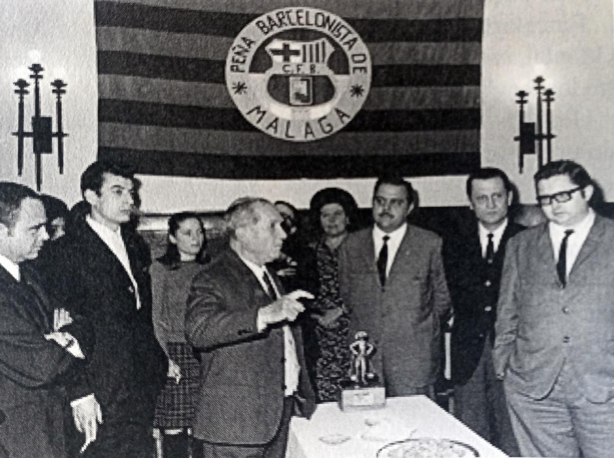 El presidente honorario de la Peña Barcelonista de Málaga, Francisco Fortuny, da la bienvenida a la expedición blaugrana.