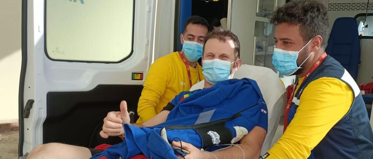 El piloto ibicenco Toni Vingut es trasladado en ambulancia con la pierna derecha parcialmente escayolada tras fracturase el peroné . | MFIE