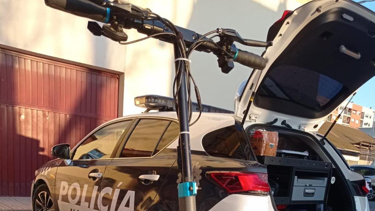 El patinete, junto a un vehículo de la Policía Local de Alcantarilla.