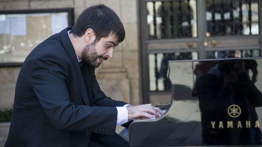 El pianista barcelonés Víctor Braojos interpretando piezas de Beethoven en la Praza Maior. // Carlos Peteiro