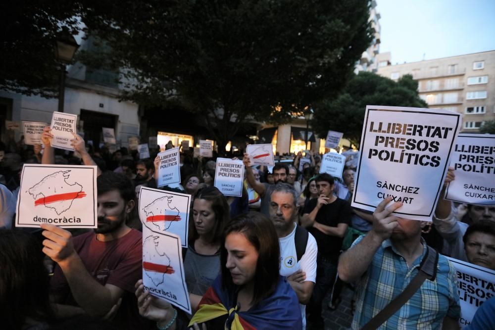 Más de mil personas piden en Palma la liberación de Sánchez y Cuixart