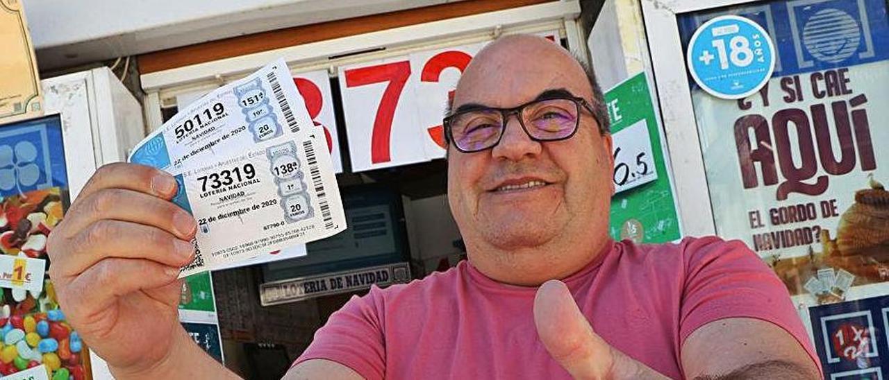 Juan Fernández, lotero de Porta do Sol, con boletos en la mano .