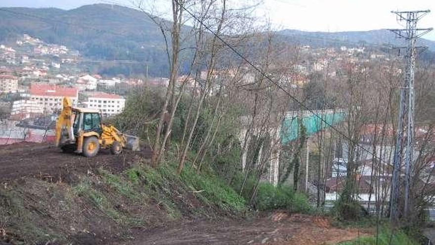 Trabajos de desbroce del acceso al viaducto antiguo de Redondela. // Faro