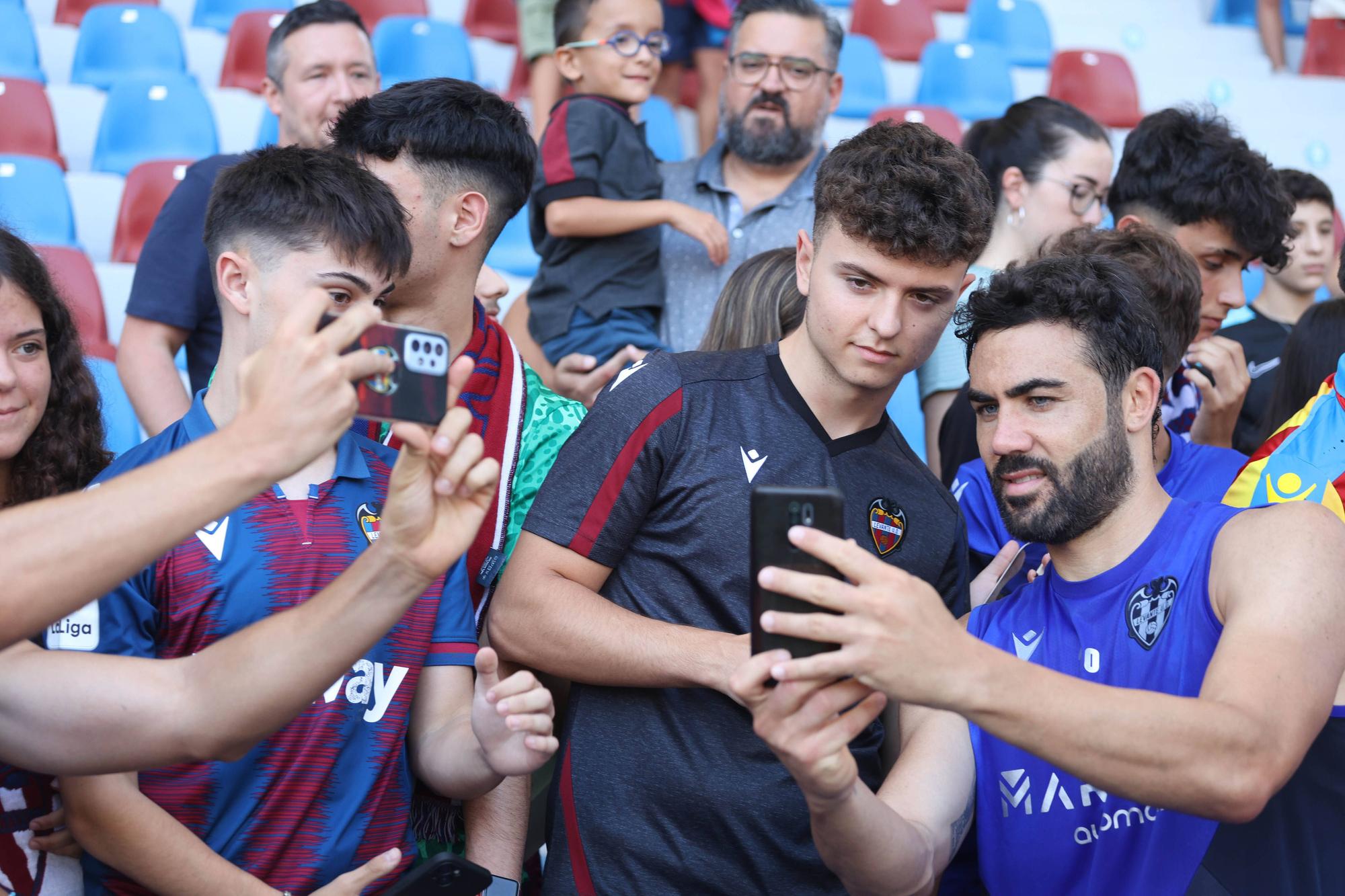 Ambiente de Primera en el entrenamiento a puertas abiertas