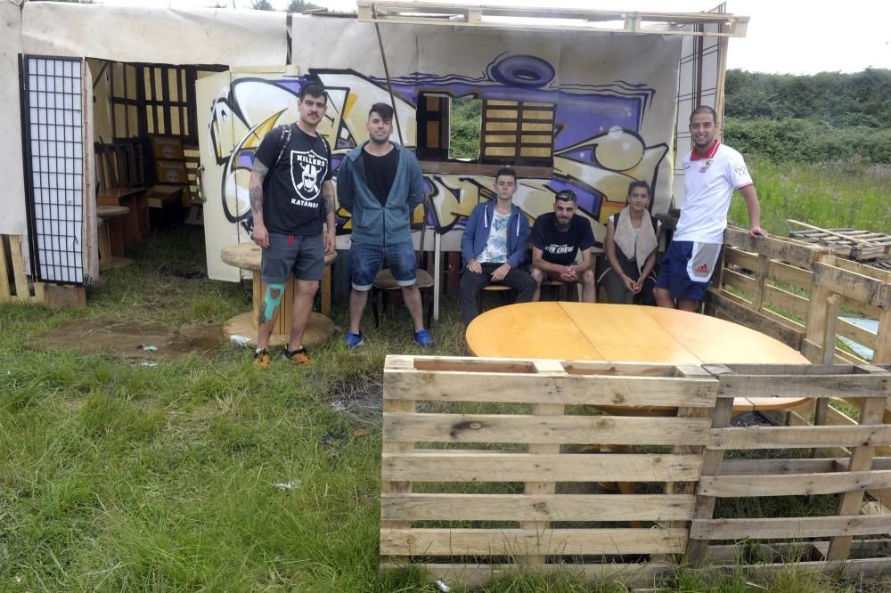 Los barrios del Agra do Orzan y Os Mariñeiros ultiman los detalles para la celebración de este San Juan 2016 en A Coruña. El Concello recibe 500 peticiones de hogueras, más del doble que el año pasado.