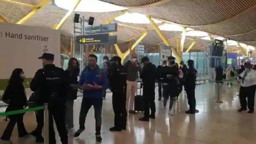 Control policial en el aeropuerto de Barajas por la operación salida de Semana Santa