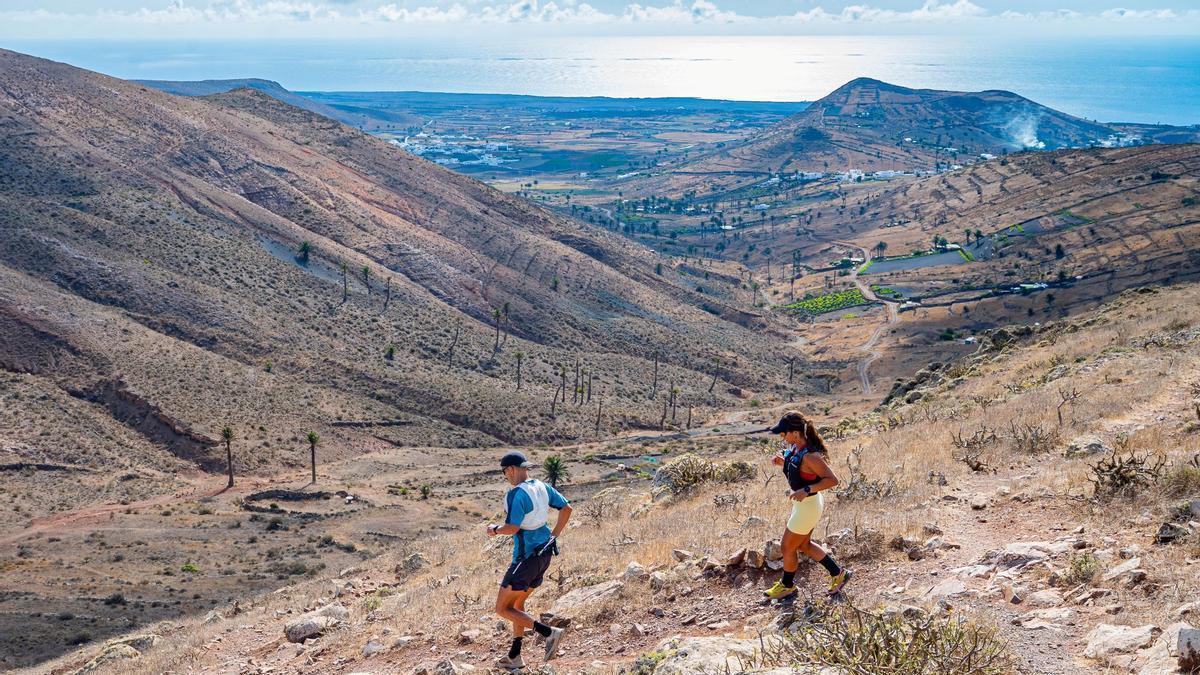 Dos corredores durante un tramo de la Unique Trail Lanzarote.