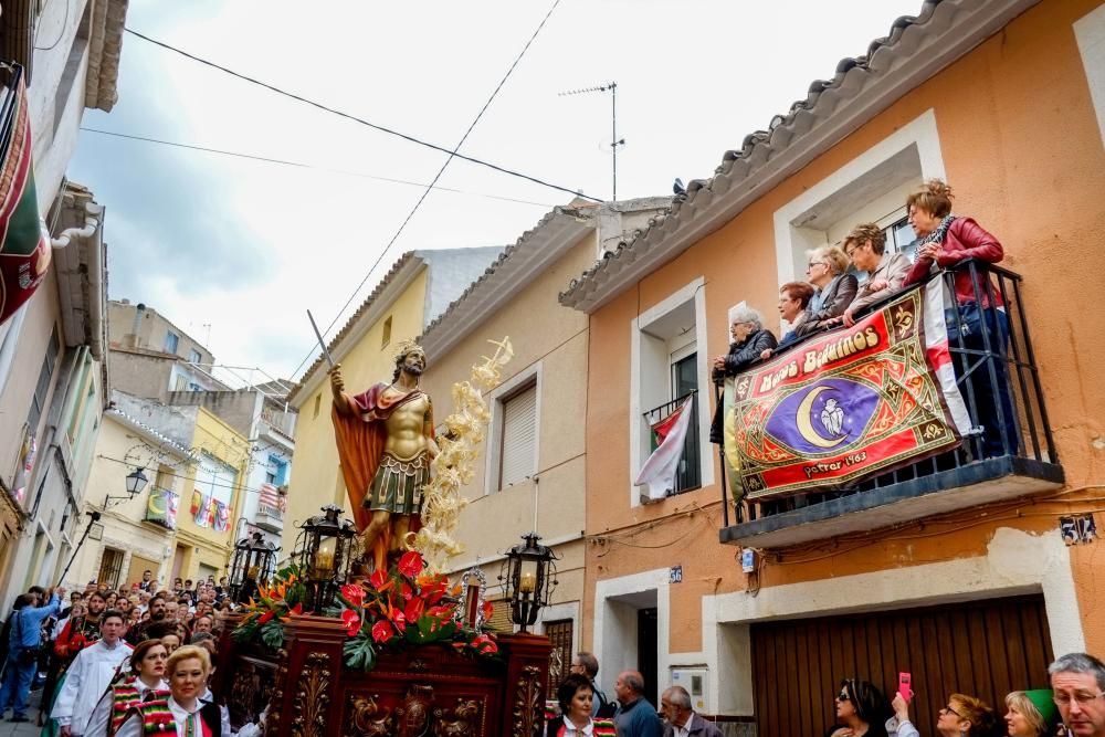 Las diez comparsas acompañan al santo en su tradicional bajada ante miles de vecinos que aguardan con emoción su paso