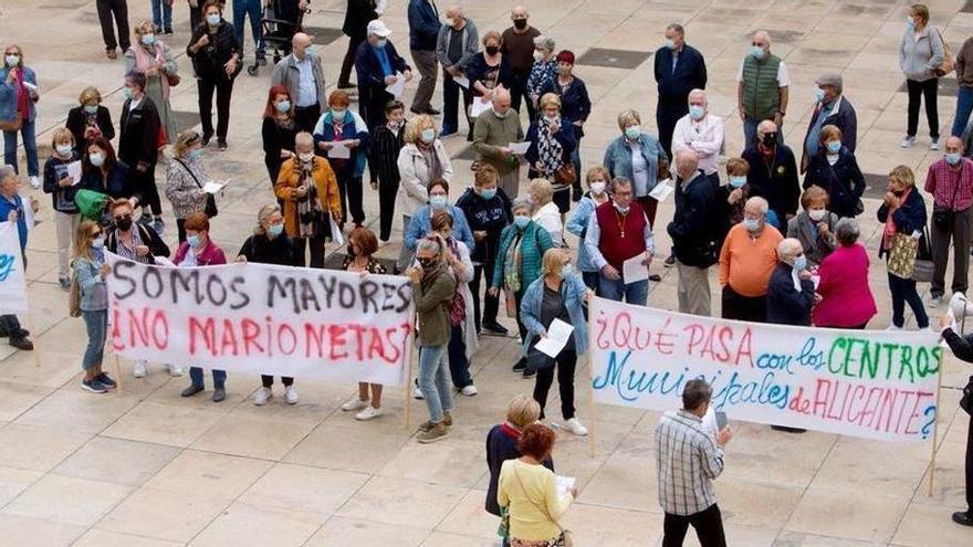 Los mayores rechazan el viaje de convivencia de la Concejalía de Acción Social: &quot;Que atiendan nuestras necesidades&quot;