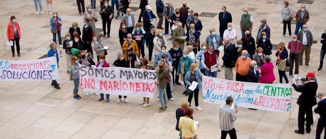 Una protesta frente al Ayuntamiento de Alicante
