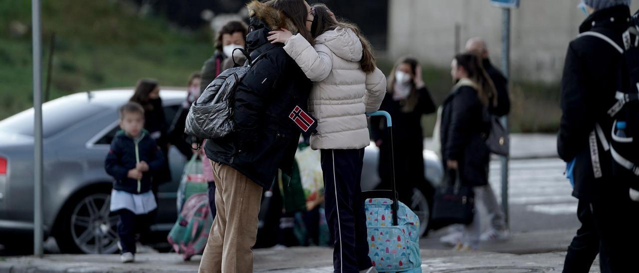 Varios niños y niñas acceden a un colegio en tras las vacaciones navideñas.