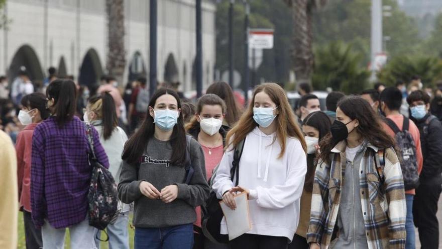 Estudiantes de una EBAU pasada, en el campus de Gijón. | Ángel González